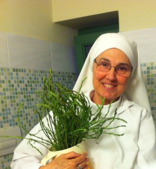 Mother Marianela con Espárragos